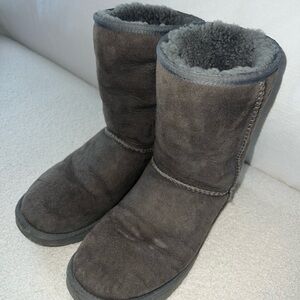 UGG Cozy Gray Shearling Boots Size 8